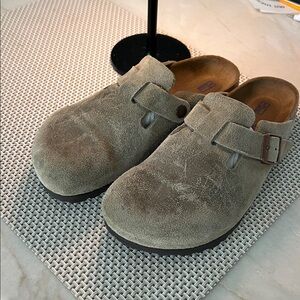 Birkenstock Suede Mules in Taupe size 38 euro 💶 no tariff 🥳 Distressed & 🆕comfy!